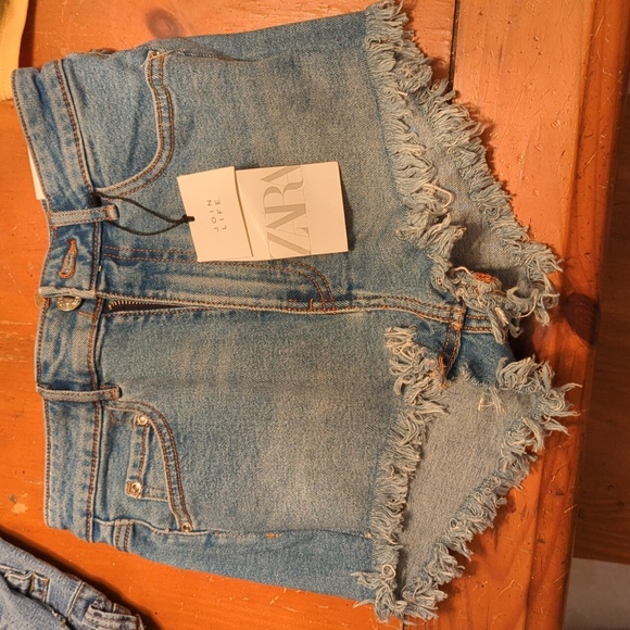 NWT Zara brand shorts fits like a 0 tag. Says size 2 - Picture 2 of 3